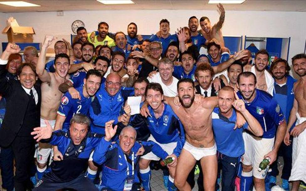 Parte la festa nello spogliatoio azzurro: tutti pronti per Euro 2016
